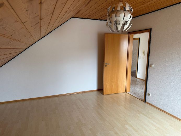 Gepflegtes Zweifamilienhaus mit freier Dachgeschosswohnung, großem Südgarten und Garage – Foto 18
