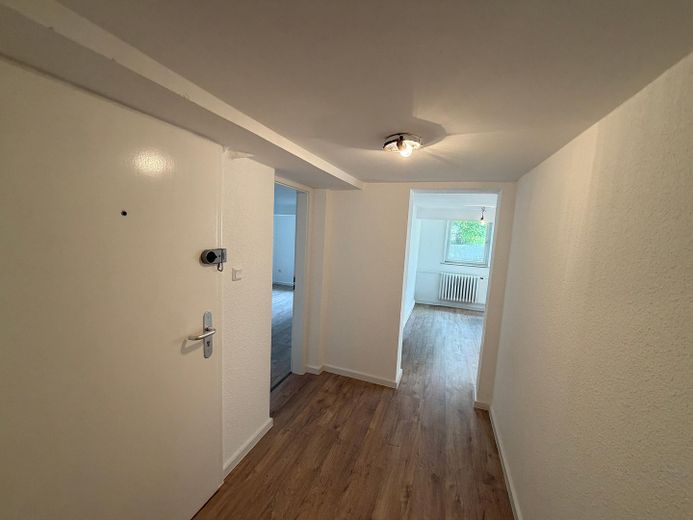 Jasny, elastyczny lokal użytkowy w Bonn – idealny na biuro lub gabinet – Eingang/ Flur