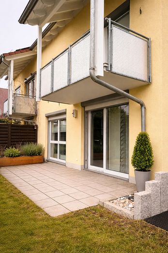 Attraktive Doppelhaushälfte mit viel Platz für groß und klein, jung und alt.. – Rückansicht | Terrasse
