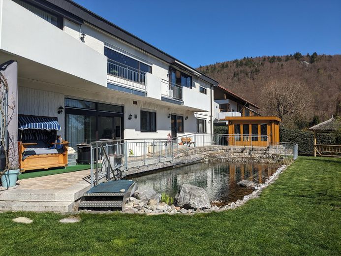 Dom jednorodzinny/wielorodzinny do mieszkania i pracy z zatwierdzonym mieszkaniem wakacyjnym i studiem – Haus mit Gartenanlage
