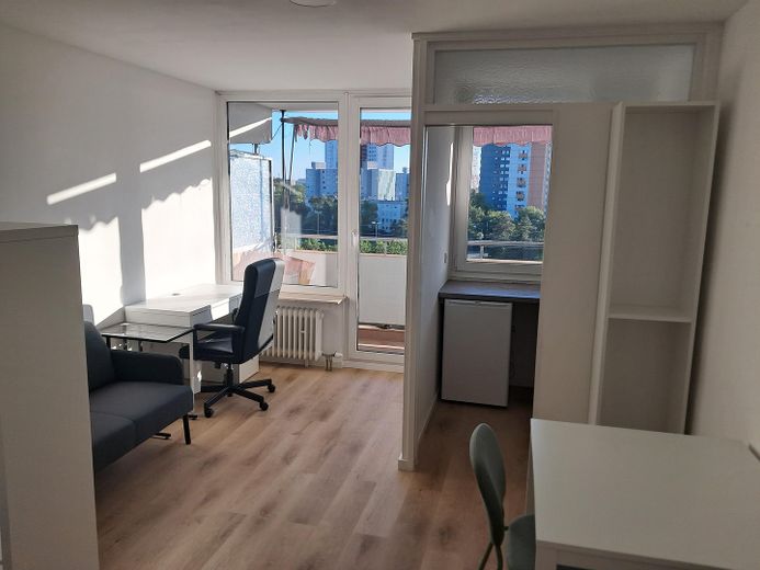 Erstbezug nach Renovierung: Vollmöblierte 1 Zimmer Wohnung - Erlangen Paul-Gossen-Str. – Wohnraum 
