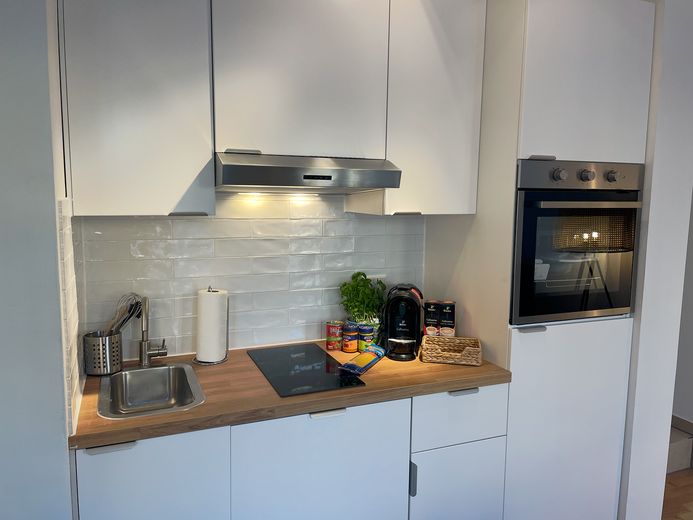 Prima locazione in appartamento di 3 locali con balcone e cucina dopo ristrutturazione – Beispiel Einbauküche