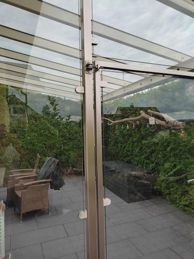 Ein schönes Zuhause in Südhanglage. – Glaswindschutz mit Tür