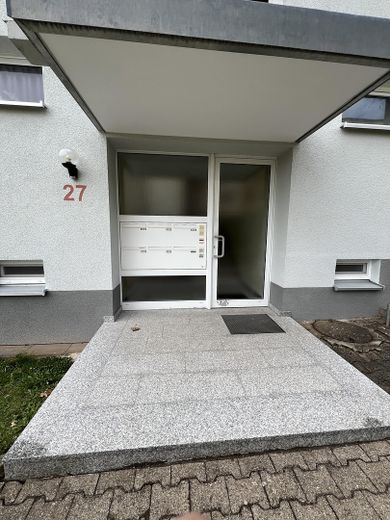 2 Zimmer Wohnung, 58,7 qm EBK, Balkon – Eingangstür