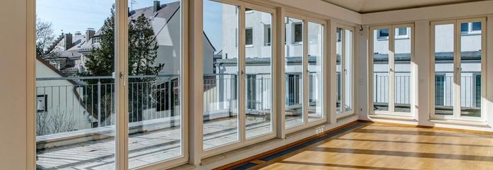 Zalany światłem apartament na najwyższym piętrze z tarasem na dachu w pobliżu centrum Monachium – Wohnbereich