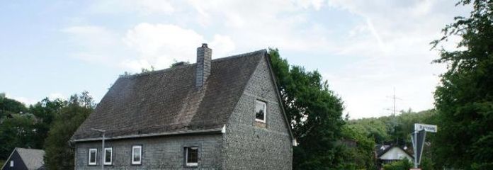 **PREISGÜNSTIGES- SCHIEFERBESCHLAGENS FACHWERKHAUS MIT ALTEM BAUMBESTAND IN MUDERSBACH-KEIN DENKMALSCHUTZ- ****