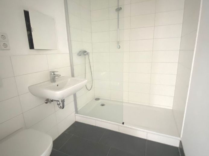 Komfortowe mieszkanie: zmodernizowany dom z balkonem, windą i dobrym połączeniem komunikacyjnym – Zdjęcie 1
