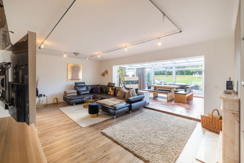 Modern wohnen mit viel Raum und Licht - Wintergarten - Gartentraum - TOP Lage von Fernthal – Wohnzimmer