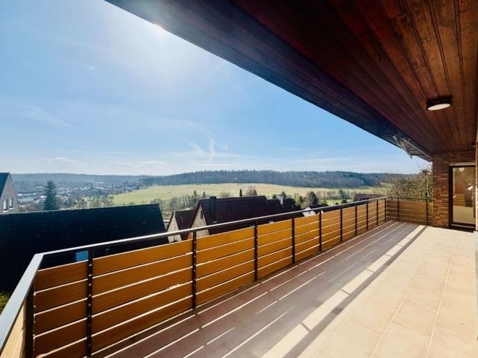 Modernisierte Wohnung mit Haus-in-Haus-Charakter und traumhaftem Talblick – Foto 1