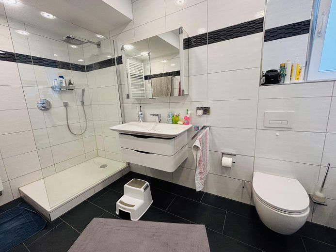 Doppelhaushälfte mit Dachterrasse, Keller, Sauna und Whirlpool, EBK, Photovoltaik, grüner Garten – Bad 1. Stock