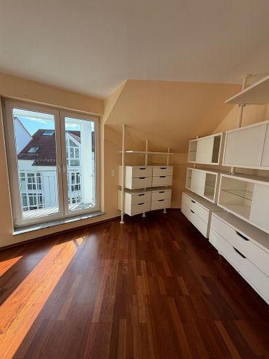 3 Zimmerwohnung mit 3 Tiefgaragenplätzen und 4 Balkonen – Schlafzimmer