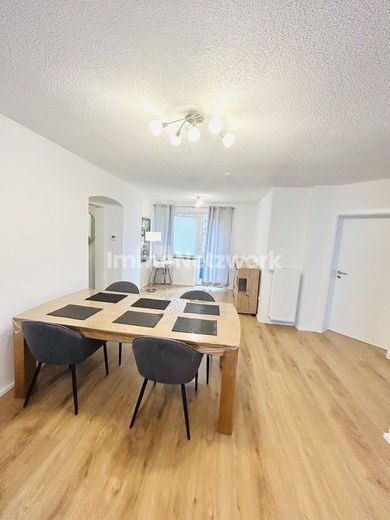 **4- Zimmer Wohnung mit Balkon. Sorgfältig saniert. Sofort verliebt** – Wohnzimmer Essecke