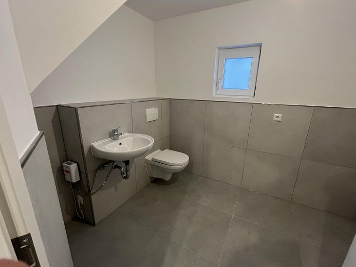 Komplett renoviertes Reihenendhaus mit großem Dachstudio und separatem Garten in Harthausen – Gäste WC