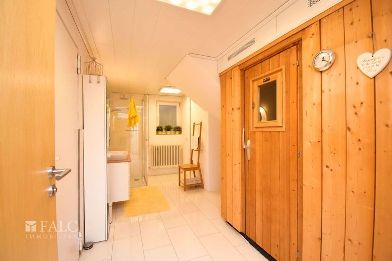 Ihr Zuhause zum Wohlfühlen - mit Garten, Doppelgarage und Raum zum Entfalten – Sauna/Bad