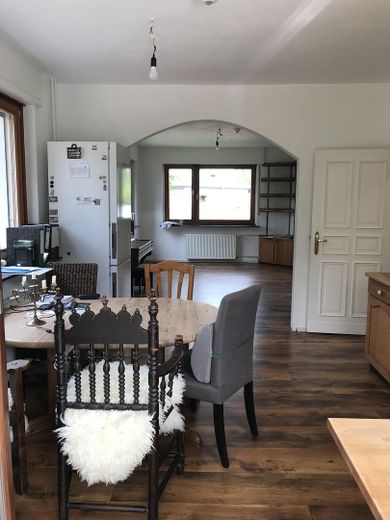 Freistehendes Einfamilienhaus mit Photovoltaikanlage auf sonnigem Grundstück in Berlin-Wittenau – Blick in die Wohnküche
