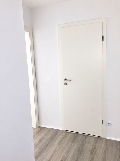 Appartamento con 1 camera, loggia e garage – senza provvigione – Flur_3