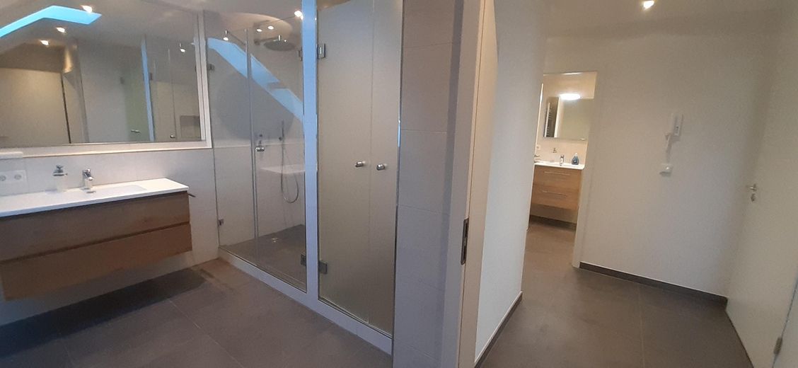 5-Zimmer Galeriewohnung, Penthaus klimatisiert mit Dachterrasse – Bad mit Waschmaschinenzimmer