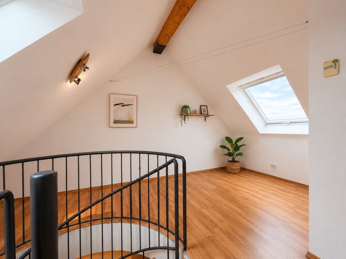 *Schöne DG-Maisonnette-Wohnung mit Fernblick* – Galerie/Arbeitszimmer