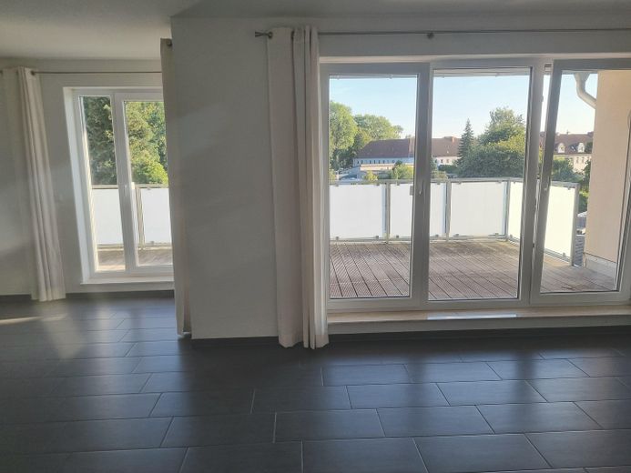 Wohnen und Arbeiten an einem Ort? Moderne Stadtwohnung mit Dachterrasse. – Wohnzimmer 3. Etage
