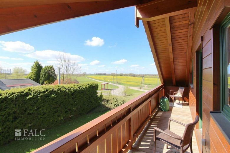 +++ Natur pur &amp; Design: Hochwertiges Fullwood-Wohnblockhaus mit Weitblick in Ostseenähe +++ – Balkon