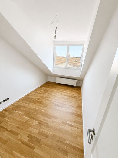 First occupancy after loft conversion: Bright 2-room apartment with fitted kitchen and balcony – Photo 5