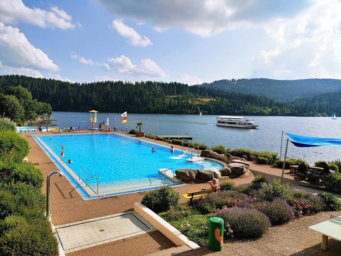 HAUS-SCHLUCHSEEBLICK: 3 Ferienwohnungen mit "Classic-Car-Ambiente" in Premiumlage (€ 1,1 Mio. +Inv.) – Schluchsee mit Aqua Fun