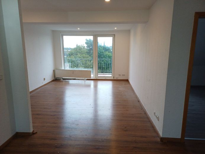 Dortmund-Kirchlinde’de güney balkonlu güzel, yenilenmiş 2 odalı daire 1.11.26 tarihinden itibaren kiralık – Wohnzimmer mit Südbalkon