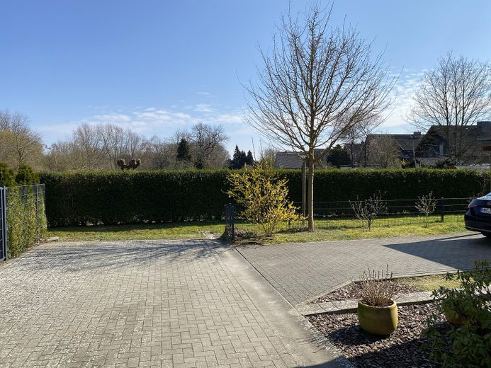 Neuwertige Doppelhaushälfte mit wunderschöner Aussicht – Einfahrt