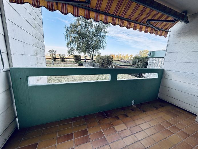2,5 ZKBB, begane grond, gerenoveerd, nieuwe inbouwkeuken en badkamer – Balkon inkl. Markise