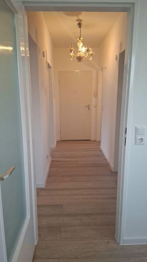 Flur (Blick zur Eingangstür)