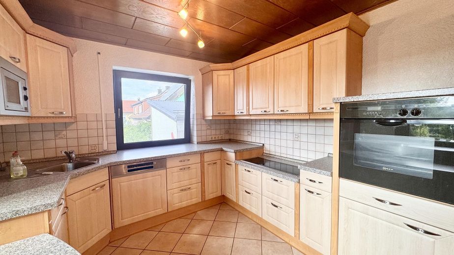 Bright 3-room ground-floor apartment with balcony and large private-use garden – EBK