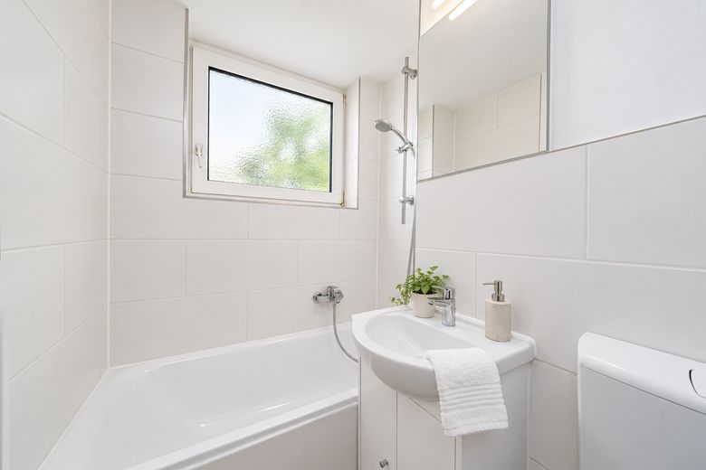 Renovated 3-room apartment with new fitted kitchen, privately offered and ready for occupancy – Bad