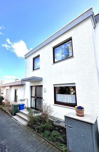 Direkt v. Eigentümer: Gemütliches Reihenendhaus mit Garten in bester Waldrandlage von Trautheim – Außenansicht
