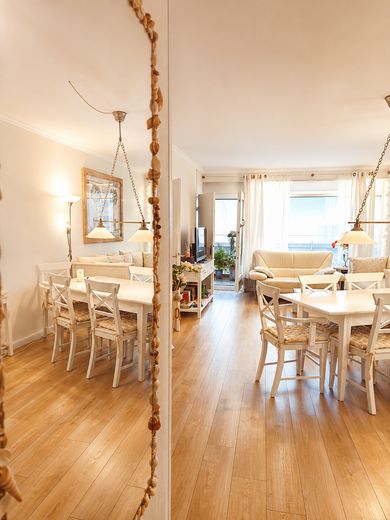 GESCHMACKVOLL EINGERICHTETE WOHNUNG IN SIERKSDORF, STRANDNÄHE, PROVISIONSFREI – Essbereich
