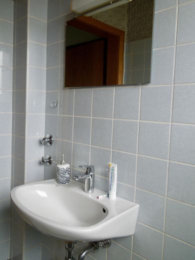Bungalow im Grünen - provisionsfrei – mit Waschbecken
