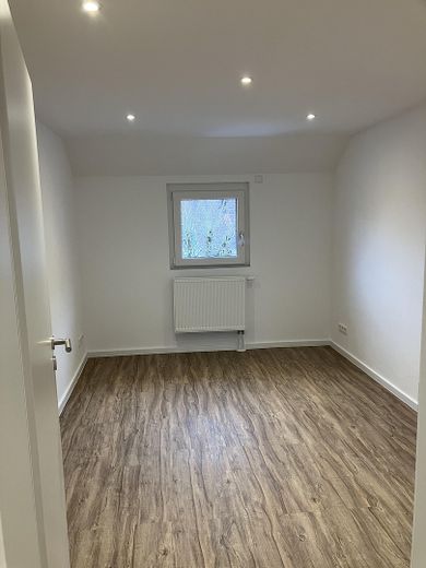 Zweitbezug nach Kernsanierung. Moderne & zentral gelegene 6-Zimmer Wohnung mit EBK – Kinderzimmer, 2. OG