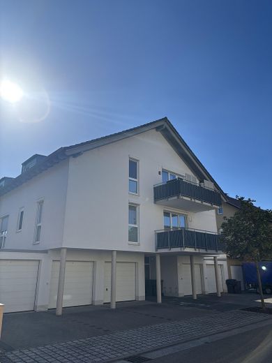Hoogwaardig gemoderniseerd 3-kamerappartement op de bovenste verdieping met balkon, garage & parkeerplaats – Hausansicht (Bj 2013)