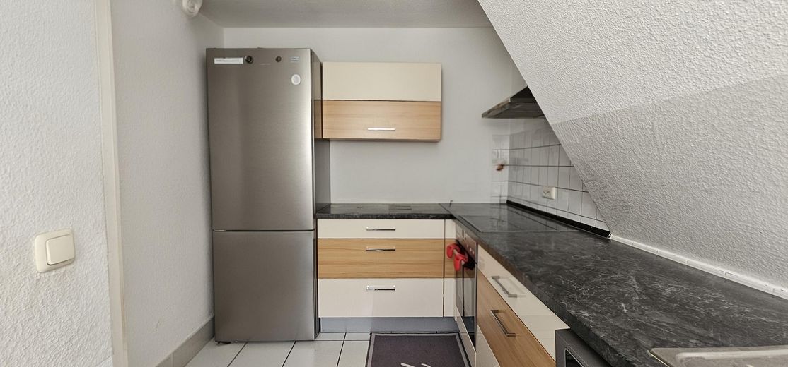 Meraviglia urbana degli spazi: maisonette di 4 locali inondata di luce nel cuore di Öhringen (senza provvigione!) – Küche