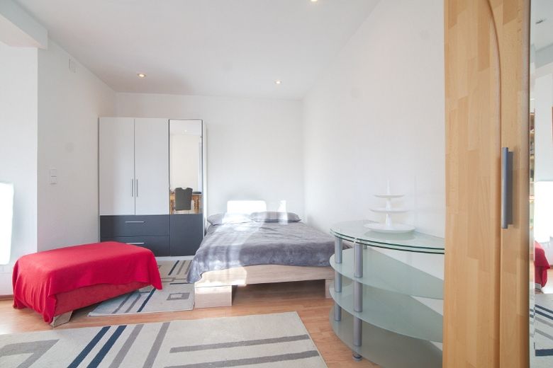 Modern eingerichtete, großzügig geschnittene Wohnung mit Internetzugang und Balkon, zwei Bäder, nahe U-Bahn und Einkaufsmöglichkeiten – dda365735ad9564c1be39ae8ffa8bc71f693bb0f.jpg
