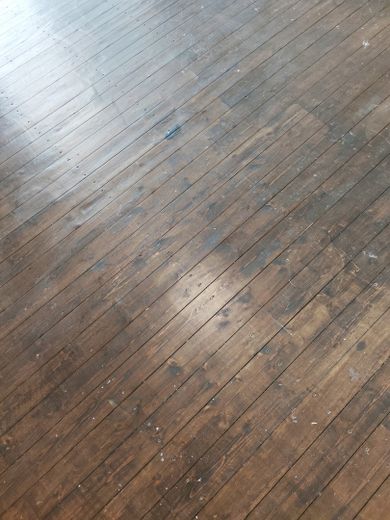 54 m² Gewerbefläche | Schaufenster | Bahnhof fußläufig | nur 510 € Kaltmiete – Holzdielen 