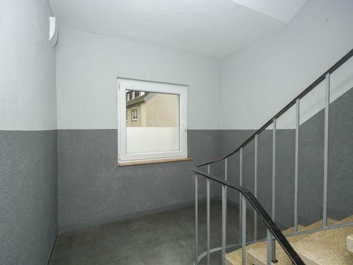 Renditestarkes Investment in 1A-Lage: 14 Wohnungen, 4 Gewerbeeinheiten, Stellplätze &amp; Garagen – 10 Hausflur 3