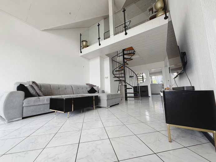 Appartement-galerie de 3 pièces avec deux loggias, balcon et vue dégagée sur Höchst. – Wohnzimmer Ansicht 1