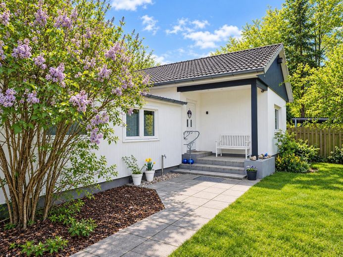 Sofort bezugsfertiger Bungalow 90 qm in 21244 Holm-Seppensen – Eingangsseite und Freisitz