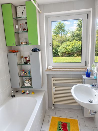 Appartement calme de 4 pièces situé dans un emplacement privilégié de Munich-Großhadern avec loggia exposée au sud – Bad