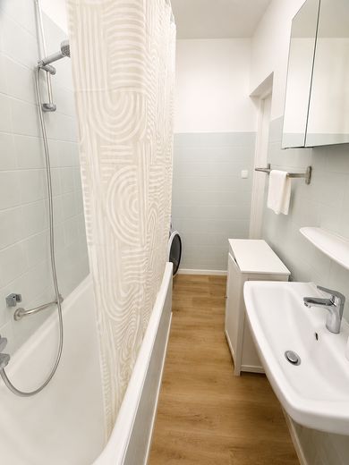 Möbliertes 22 m² WG-Zimmer – Frauen-WG in Düsseldorf-Heerdt– ruhig & hochwertig – Badezimmer