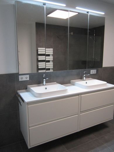 Neubau 2,5-Zimmer-Wohnung 2. OG in Herrenberg mit Küche, Garage, Wallbox, gehobene Ausstattung – Bad Spiegelschrank Waschtisch