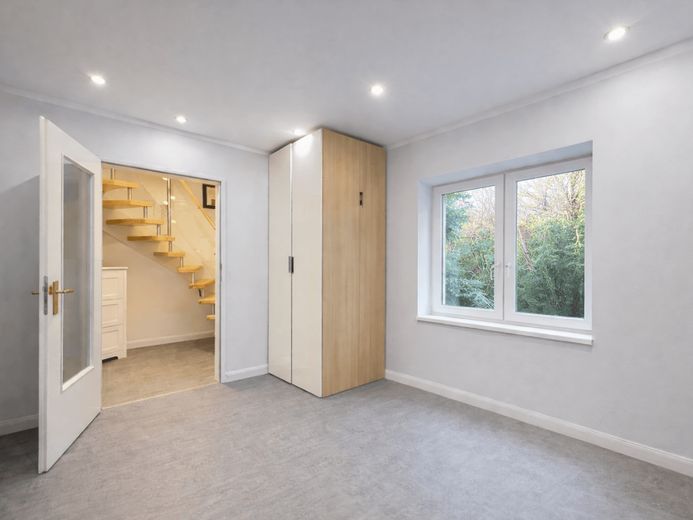 Modernisierte Doppelhaushälfte auf ca. 846 m² Grundstück mit außergewöhnlich niedrigem Erbbauzins – EG Zimmer Blick Flur