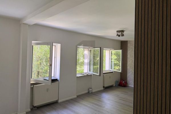 SITUÉ AU CENTRE ET POURTANT DANS LA VERDURE