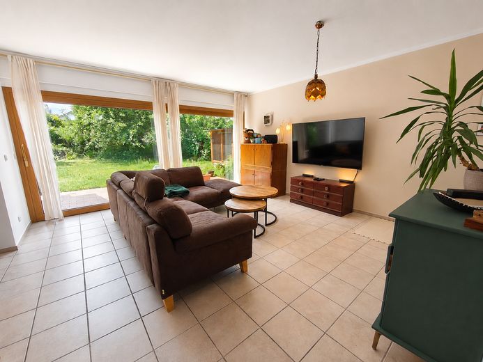 Provisionsfrei - Freistehendes Einfamilienhaus mit großem Garten nahe Stadtplatz und Innauen – Wohnzimmer