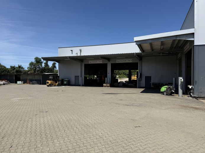 Modernes Technikcenter mit Ausstellungshalle und großem Grundstück direkt an der B444 – Außenansicht